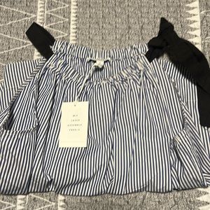 New with tag, sleeve less top with tie